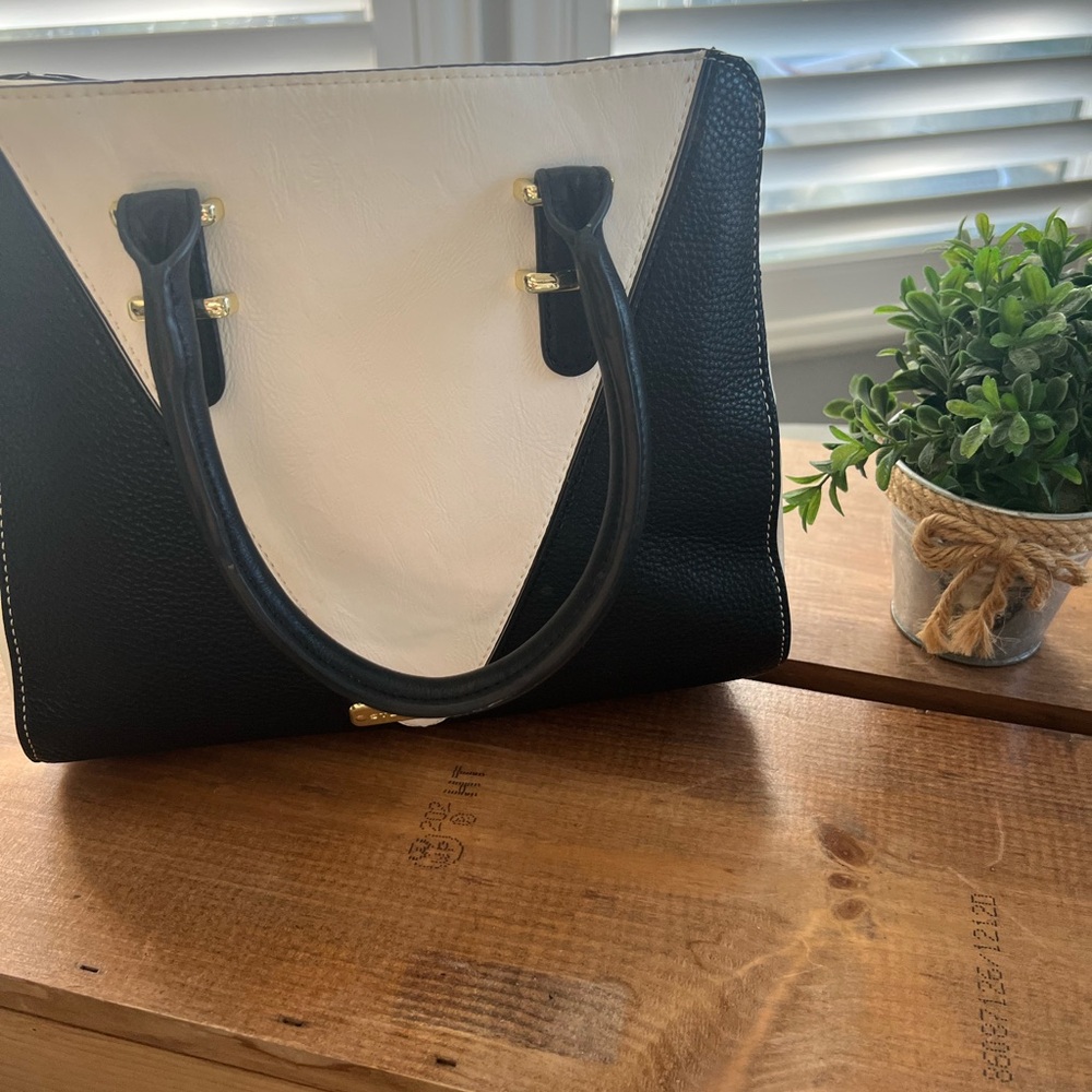 Black and white Steve Madden hand bag
